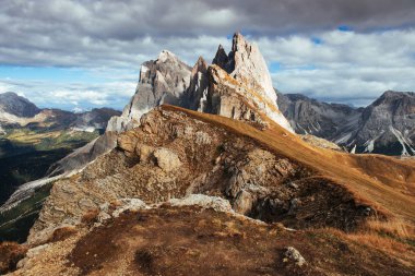 Harika bir yer. Gündüz vakti Seceda Dolomite dağlarının göze çarpan tepeleri.