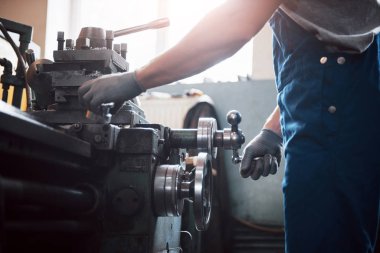 Başlık takmış deneyimli bir operatör. Metal endüstrisi konsepti profesyonel mühendis metal işçisi imalat atölyesinde Cnc değirmen makine merkezi işletiyor.