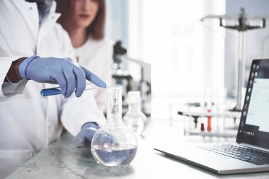 Laboratuvar Laboratuvar şeffaf şişe bir kimyasal laboratuvar deney. Çıkış formülleri.