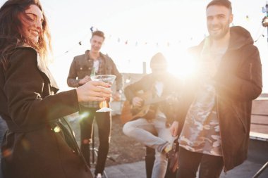 Arkadaşların hafta sonlarını alkolle ve akustik gitarla şarkı söyleyerek geçirmeye karar verdikleri çatıda inanılmaz bir güneş ışığı var..