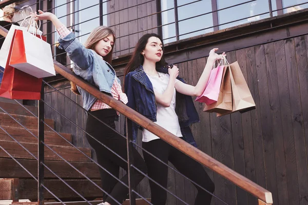 Duas Jovens Que Carregam Sacos Compras Enquanto Caminham Nas Escadas — Fotografia de Stock