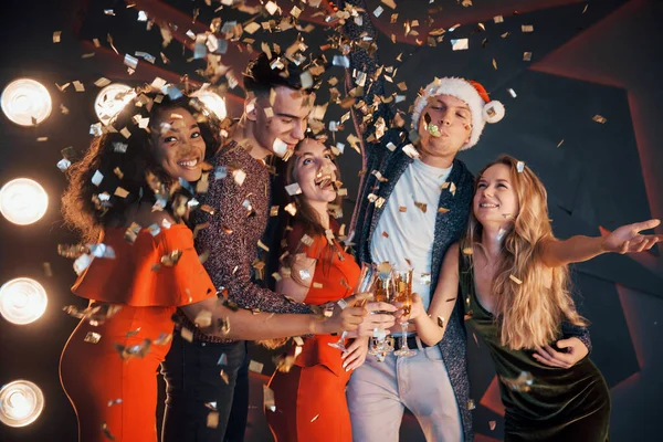 Grupp Vänner Har Roligt Vackra Chiffongklänningar Med Champagne Och Konfetti — Stockfoto