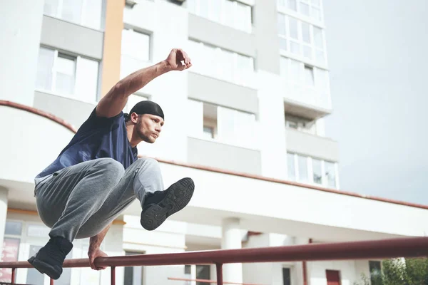 Jovem Desportista Fazendo Parkour Cidade — Fotografia de Stock