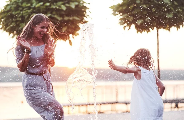 Felicidad Congelada Tiempo Día Soleado Caliente Madre Hija Deciden Usar — Foto de Stock