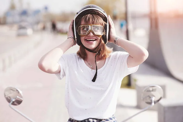 Retrato Uma Menina Bonita Hipster Sentado Uma Scooter Retro Preto — Fotografia de Stock