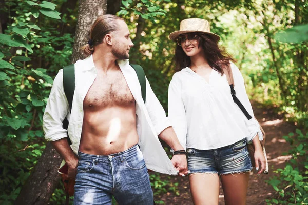 Dos Excursionistas Con Mochilas Espalda Naturaleza Hombre Mujer Tomados Mano —  Fotos de Stock