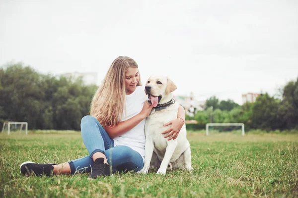 Atrakcyjna Młoda Kobieta Labrador Zewnątrz Kobieta Zielonej Trawie Pies Labrador — Zdjęcie stockowe