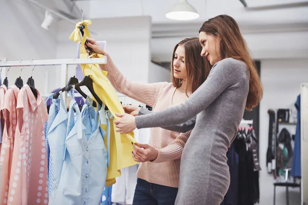 Jeunes Belles Femmes Marché Hebdomadaire Tissu Meilleurs Amis Partageant Temps — Photo