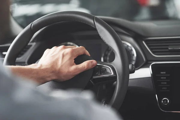 Man Grote Handen Een Stuurwiel Tijdens Het Besturen Van Een — Stockfoto