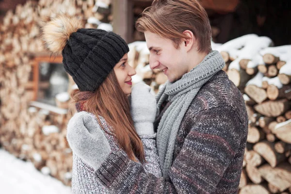 Young Cheerful Couple Cabin Romantic Scape Winter — Stock Photo, Image