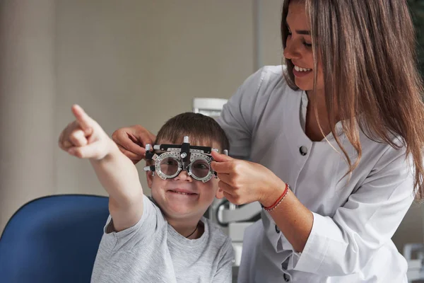 Sorrindo Lendo Criança Sentada Gabinete Médico Testou Sua Acuidade Visual — Fotografia de Stock