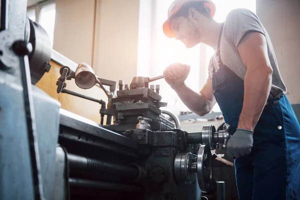 Retrato Joven Trabajador Casco Una Gran Planta Metalúrgica Ingeniero Sirve —  Fotos de Stock