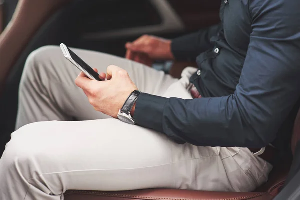 Hombre Negocios Que Envía Mensaje Teléfono Inteligente Asiento Trasero Del —  Fotos de Stock