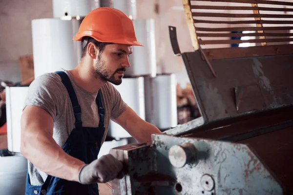 Retrato Jovem Trabalhador Chapéu Duro Uma Grande Fábrica Reciclagem Resíduos — Fotografia de Stock