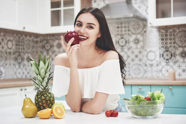 Vacker Kvinna Med Hälsosam Mat Frukt Köket — Stockfoto