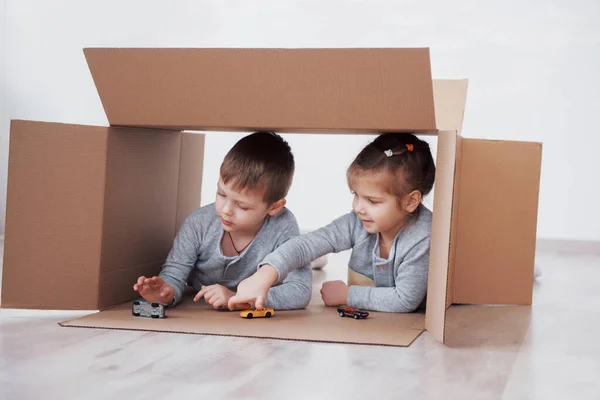 Bror Och Barn Lillasyster Som Spelar Kartong Lådor Plantskola — Stockfoto