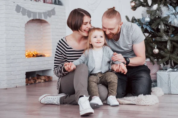 Famiglia Felice Natale Regali Apertura Del Mattino Insieme Vicino All — Foto Stock