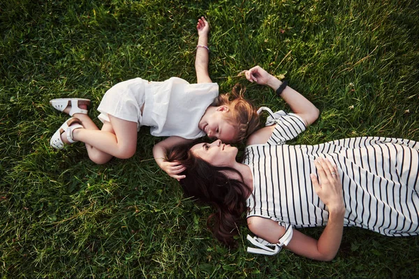 Joyeuse Petite Fille Mère Amusent Plein Air Sur Herbe Verte — Photo