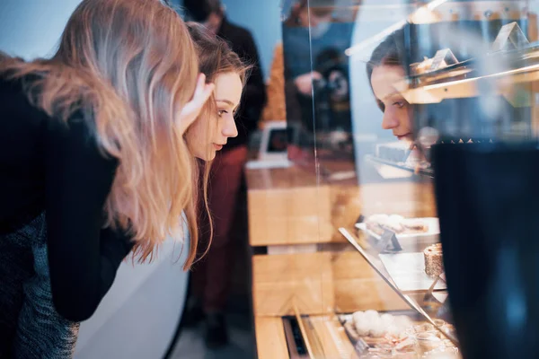 Dos Chicas Atractivas Felices Eligiendo Deliciosos Ganaches Praliné Chocolates — Foto de Stock