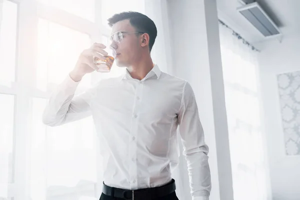 Verfrist Geest Prachtige Man Bril Staan Binnen Drinken Alcohol — Stockfoto