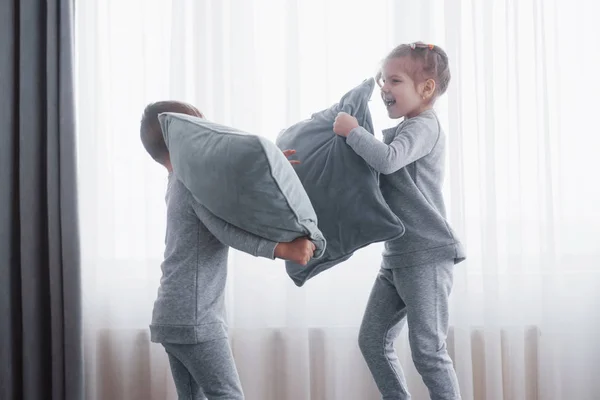Menino Menina Encenaram Uma Luta Travesseiros Cama Quarto Crianças Safadas — Fotografia de Stock