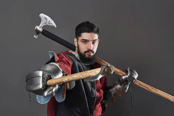 Cavaleiro Medieval Sobre Fundo Cinzento Retrato Brutal Guerreiro Rosto Sujo — Fotografia de Stock