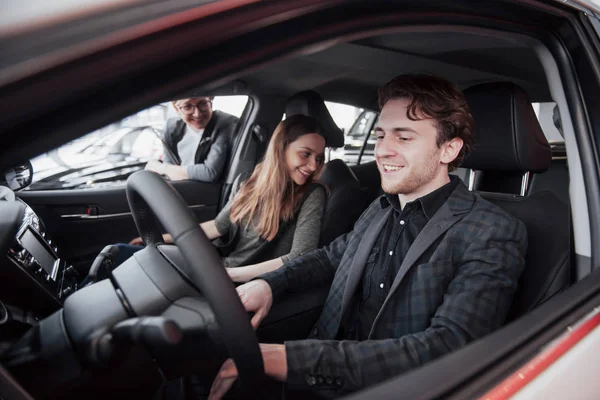 Felice Bella Coppia Sta Scegliendo Una Nuova Auto Concessionaria — Foto Stock