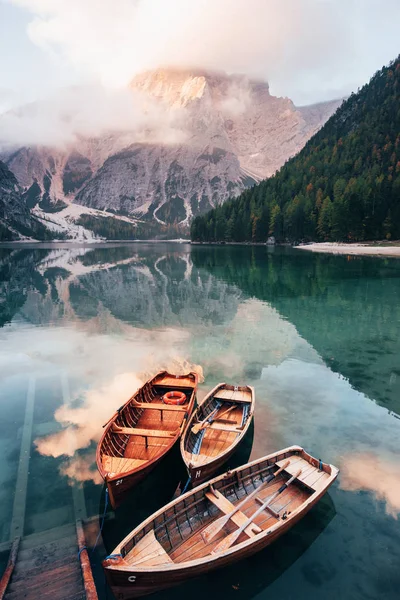 Ready Explore Wooden Boats Crystal Lake Majestic Mountain Reflection Water — Stock Photo, Image