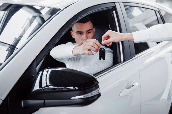 Due Uomini Sono Nello Showroom Contro Auto Primo Piano Responsabile — Foto Stock