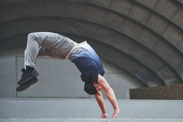 Der Mann Freien Praktiziert Parkour Extreme Akrobatik — Stockfoto