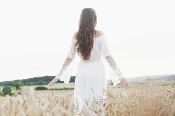 Młoda Wrażliwa Dziewczyna Białej Sukience Pozowanie Polu Złotej Pszenicy — Zdjęcie stockowe