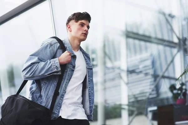 Joven Hombre Guapo Con Una Bolsa Hombro Apuro Aeropuerto — Foto de Stock