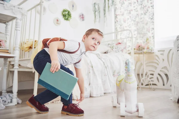 Lindo Niño Escuela Por Primera Vez Niño Con Mochila Libro —  Fotos de Stock