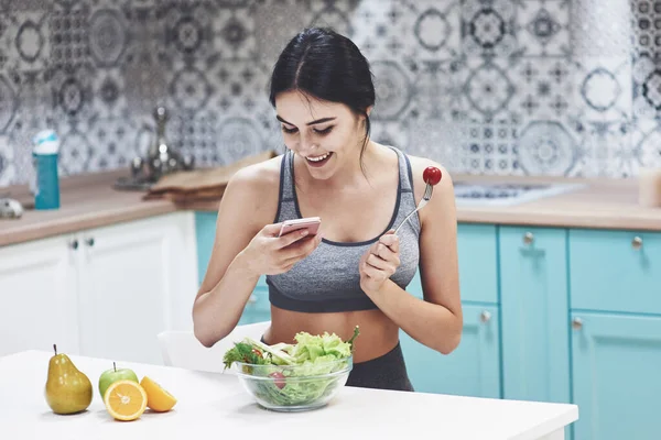 Junge Bloggerin Fotografiert Lebensmittel Und Wirbt Für Gesunde Ernährung Und — Stockfoto