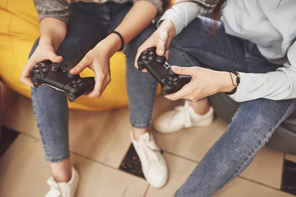 Zusjes Van Een Tweeling Spelen Console Meisjes Houden Joysticks Hun — Stockfoto