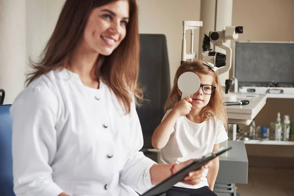 Concentrating Left Eye Doctor Little Patient Sits Conduct Test Acuity — 스톡 사진