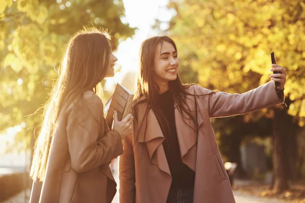 Perfil Lateral Las Chicas Gemelas Morenas Sonrientes Jóvenes Tomando Una — Foto de Stock