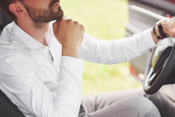 Hermoso Joven Traje Completo Mientras Conduce Coche —  Fotos de Stock