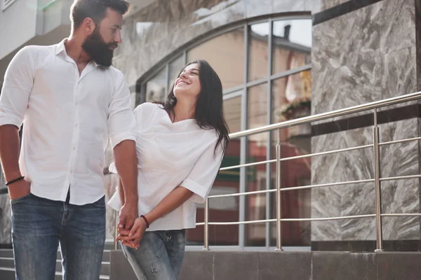 Een Jong Grappig Liefdevol Paar Veel Plezier Een Zonnige Dag — Stockfoto