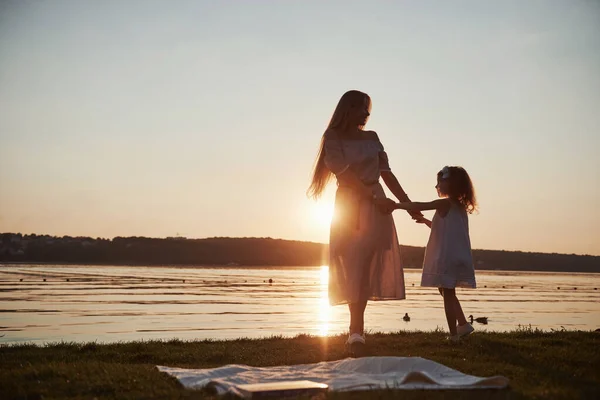 Mama Bawi Się Dzieckiem Wakacjach Nad Oceanem Sylwetki Zachodzie Słońca — Zdjęcie stockowe