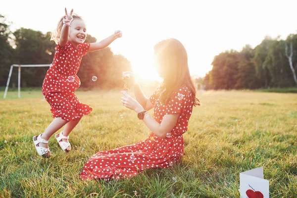 Springen Met Opgeheven Handen Meisje Met Haar Dochter Het Hebben — Stockfoto