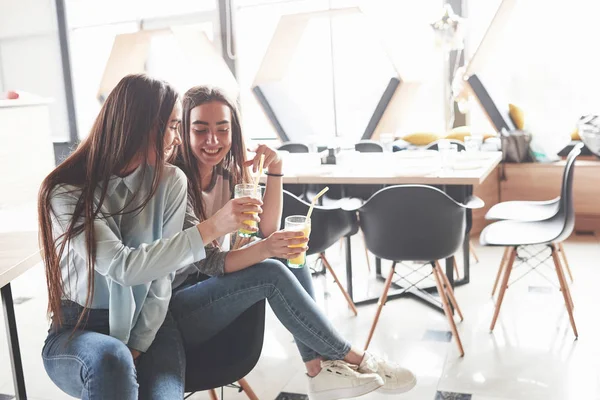 Two Beautiful Twin Girls Spend Time Drinking Juice Sisters Relaxing — Stock Photo, Image