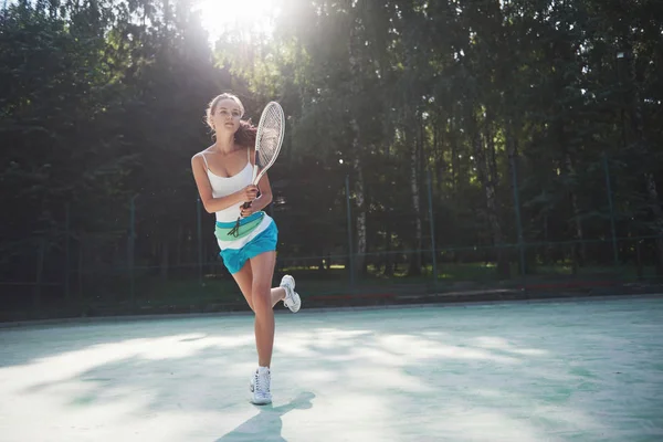 コートにスポーツウェアのテニスコートを着た可愛い女性 — ストック写真
