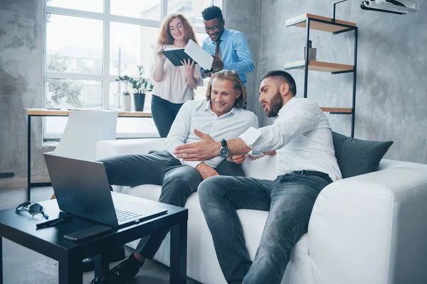 Tizio Che Mostra Risultati Gruppo Impiegati Multirazziali Abiti Formali Che — Foto Stock