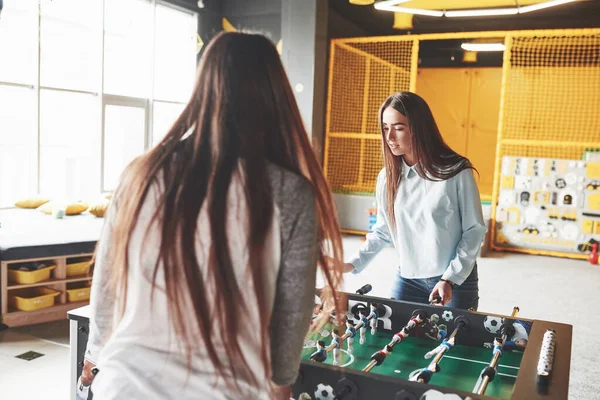 Dos Hermosas Chicas Gemelas Juegan Futbolín Divierten Una Las Hermanas — Foto de Stock