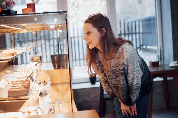 Chica Atractiva Feliz Eligiendo Deliciosos Ganaches Praliné Chocolates — Foto de Stock