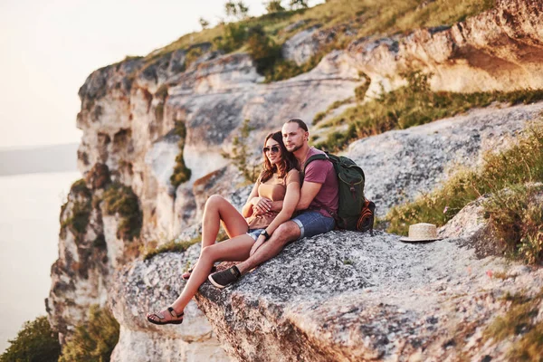 Impresionante Vista Pareja Joven Descansando Caminar Borde Montaña Pregunto Qué —  Fotos de Stock