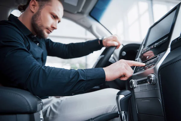 Een Jonge Man Die Een Auto Bestuurt Begin Een Zakenreis — Stockfoto