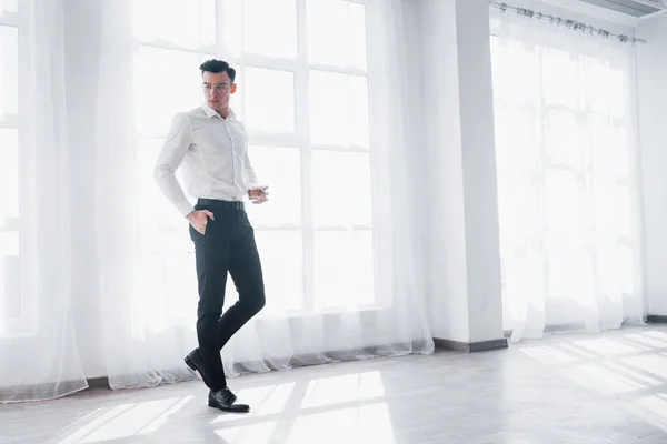 Tinggi Penuh Guy Dalam Setelan Mewah Elegan Berjalan Ruang Putih — Stok Foto