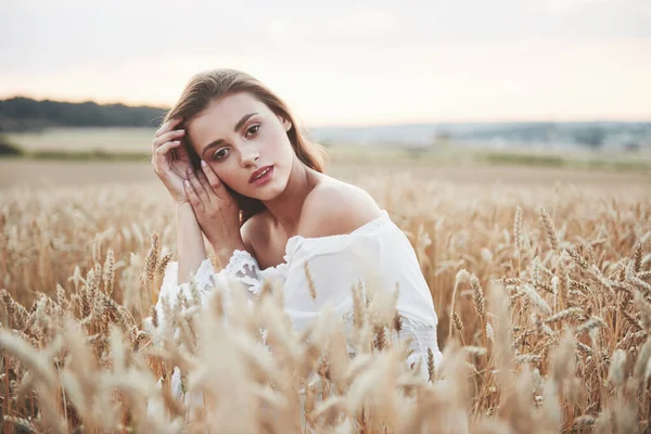 Beautiful Girl Field Wheat White Dress Perfect Picture Style Lifestyle — Stock Photo, Image